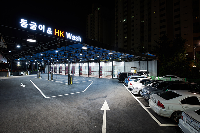 야간의 동글이 HK Wash 세차장 전경